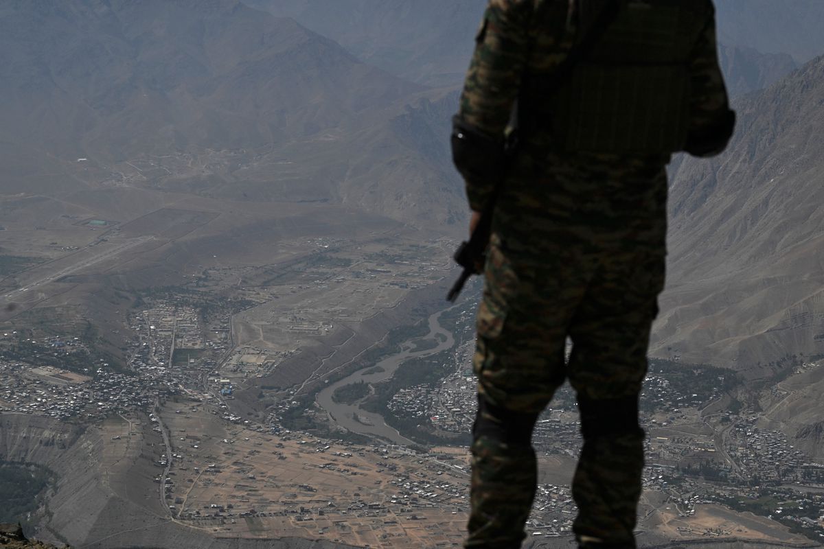 Un soldat de l’armée indienne monte la garde au sommet de Randhawa surplombant le district de Kargil, le 28 juillet 2024.