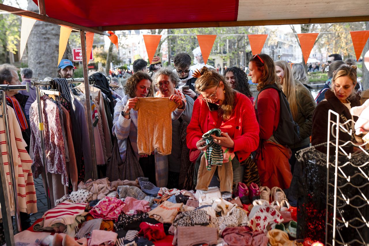 Préparations des festivités de Koningsdag