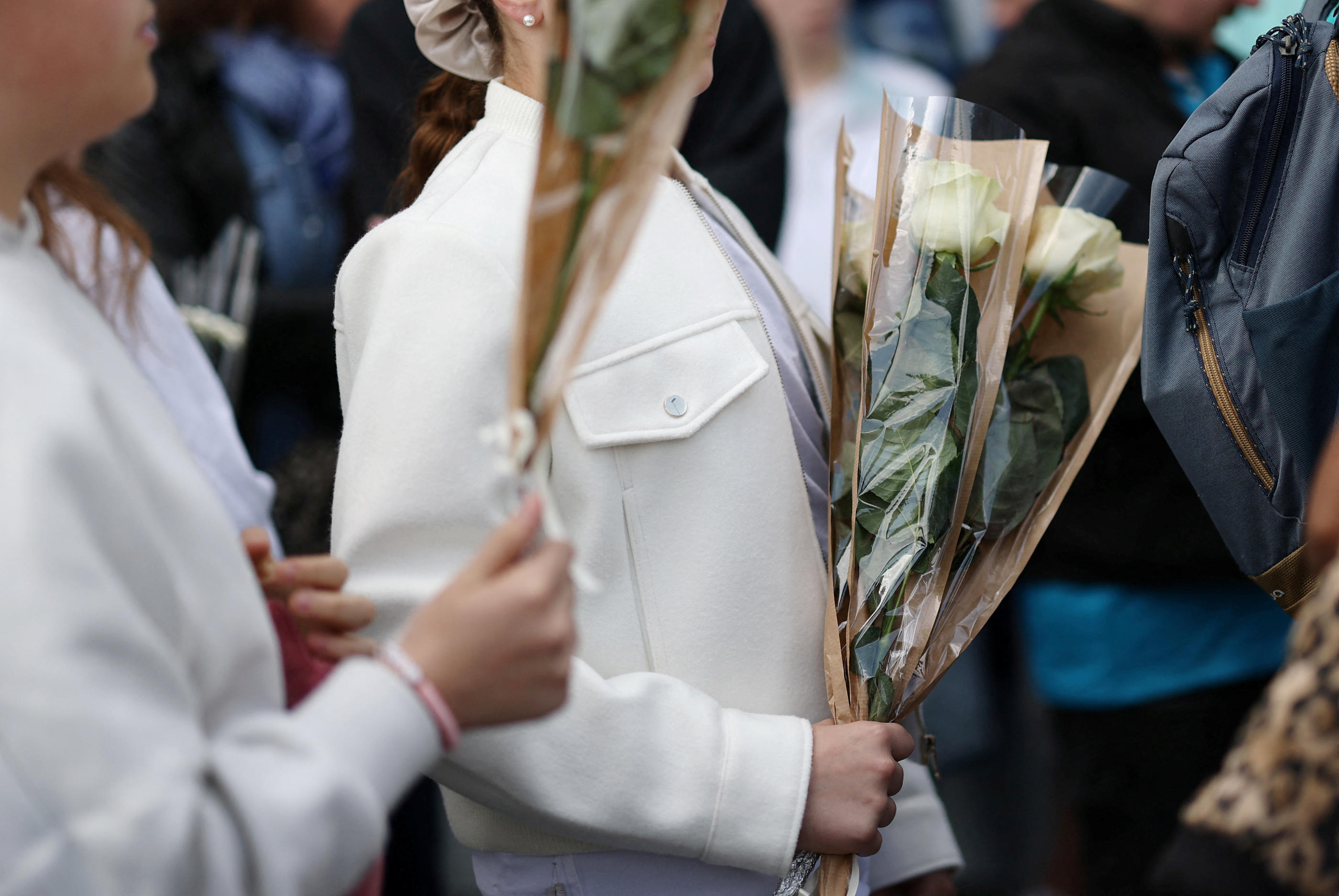 L’adolescente est décrite comme une jeune fille toujours joyeuse et sympa