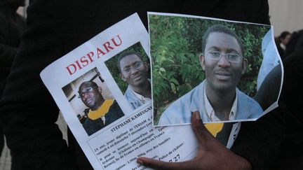Photos de Stéphane Kameugne lors d'une marche blanche en hommage à l'étudiant retrouvé mort à Châlons-en-Champagne, le 18 décembre 2008
