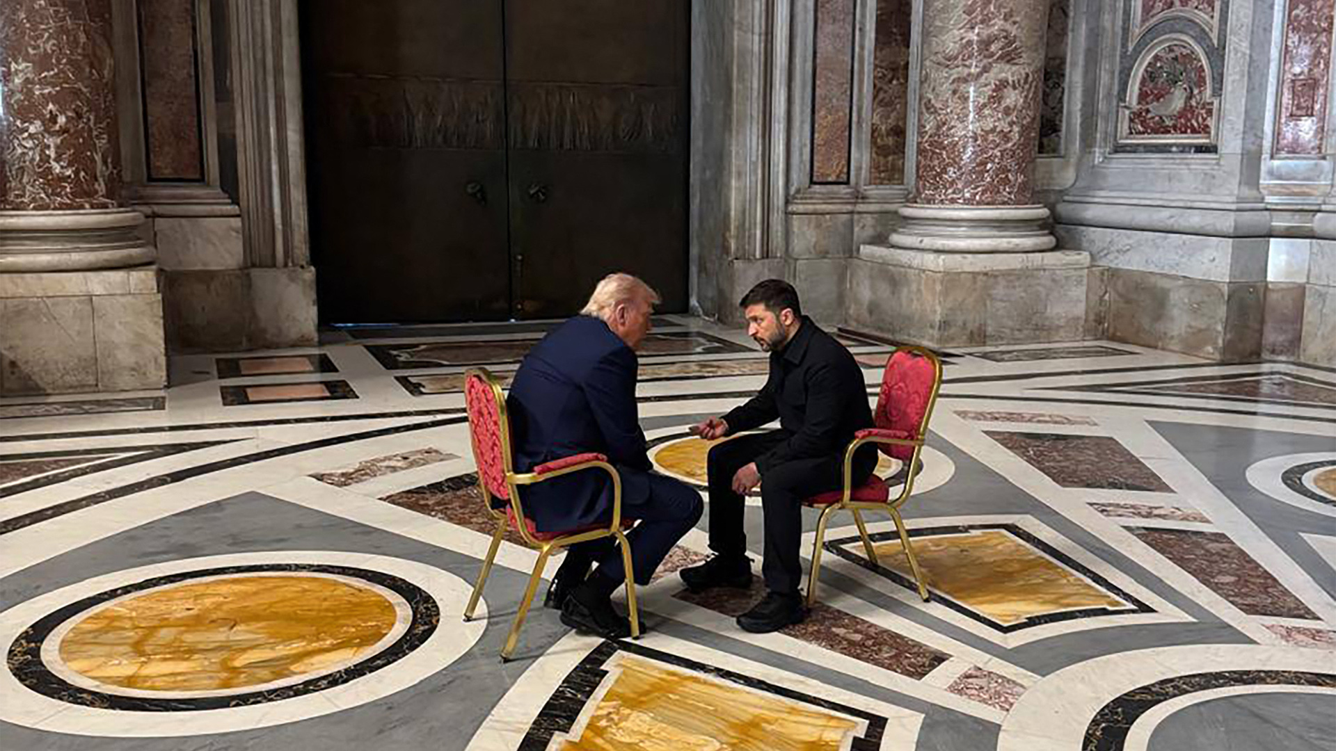 Trump et Zelenskyj discutent au Vatican