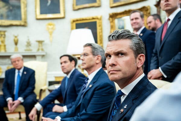 Donald Trump, Marco Rubio, Scott Bessent et Pete Hegseth dans un bureau ovale aux accents dorés