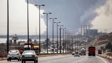 Un panache de fumée après l'explosion sur le port de Shahid Rajaï, en Iran, le 26 avril 2025. (MOHAMMAD RASOLE MORADI / IRNA / AFP)