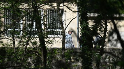 Un enquêteur travaille devant la mosquée de La Grand-Combe (Gard), le 25 avril 2025. (SYLVAIN THOMAS / AFP)