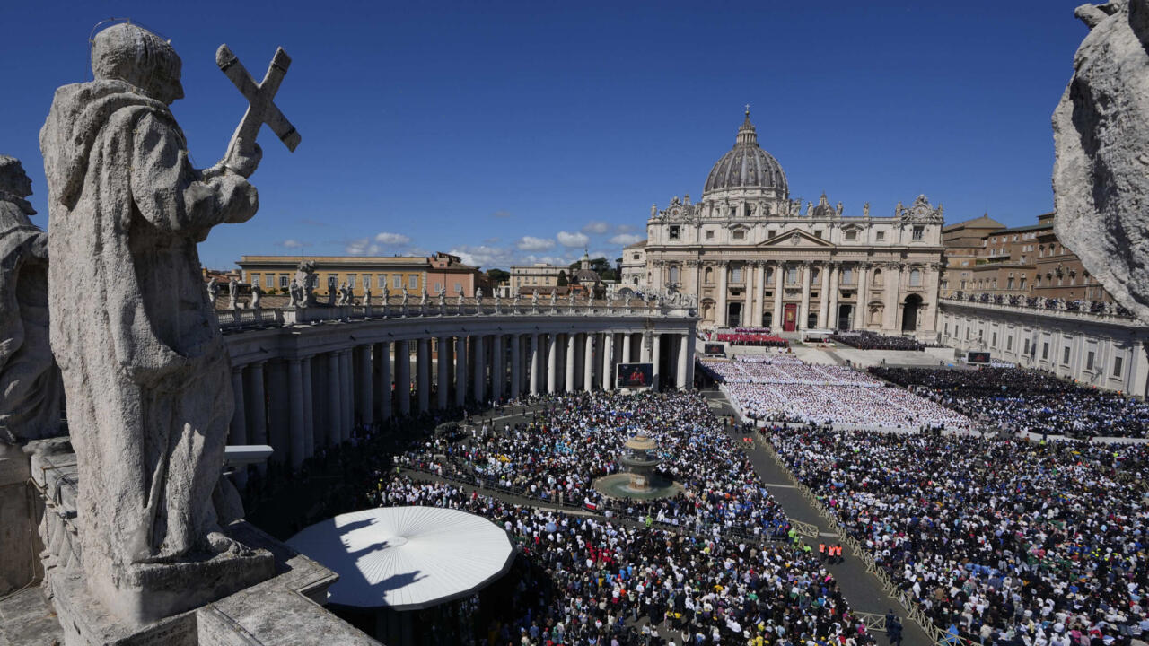 Vue de la place Saint-Pierre, au Vatican, lors de la messe des funérailles du pape François, le 26 avril 2025.