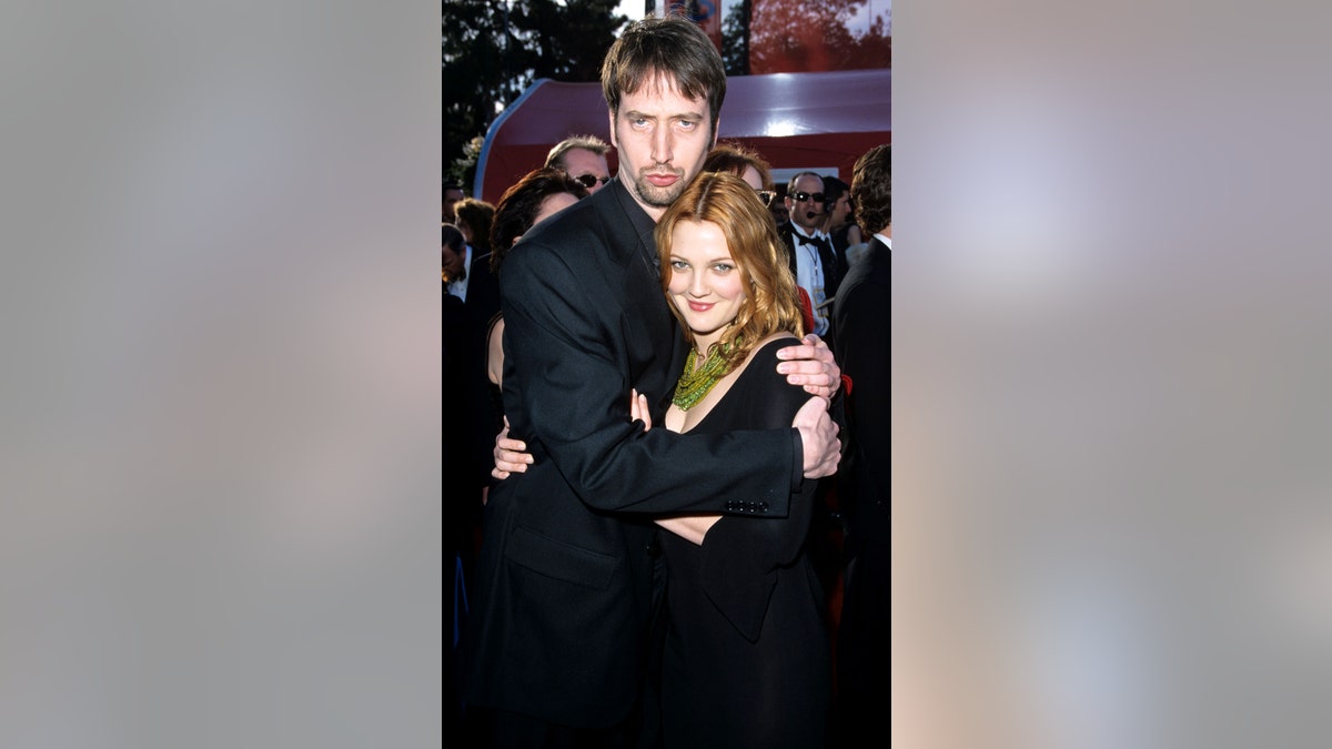 Tom Green tenant sa alors épouse Drew Barrymore.