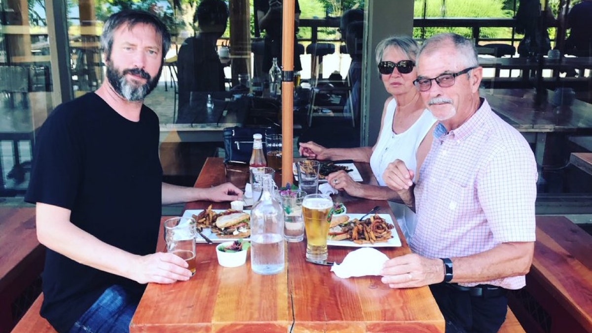 Tom Green partageant un repas avec ses parents.