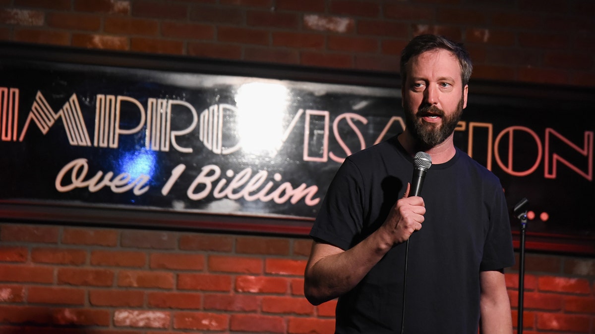Tom Green en pleine improvisation sur scène.