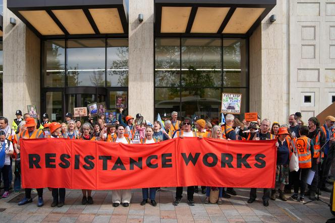Des militants du collectif Just Stop Oil devant le siège du géant pétrolier et gazier Shell, à Londres, le 26 avril 2025.