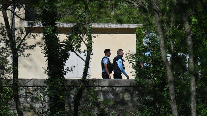 Des gendarmes devant la mosquée de La Grand-Combe, dans le Gard, le 25 avril 2025.