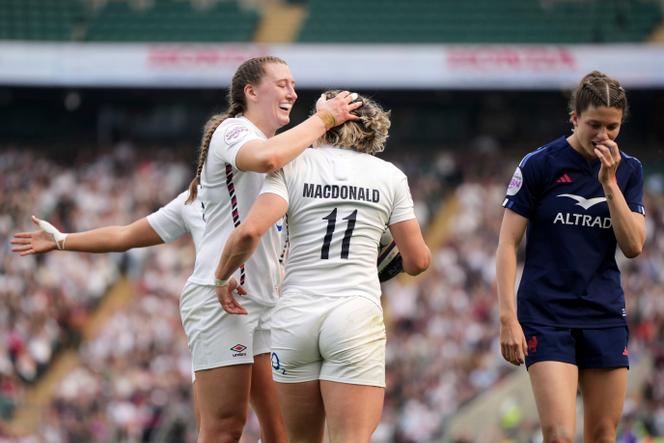 L’Anglaise Emma Sing célèbre avec Claudia MacDonald son essai lors du match du Tournoi des Six Nations face à la France à Twickenham
