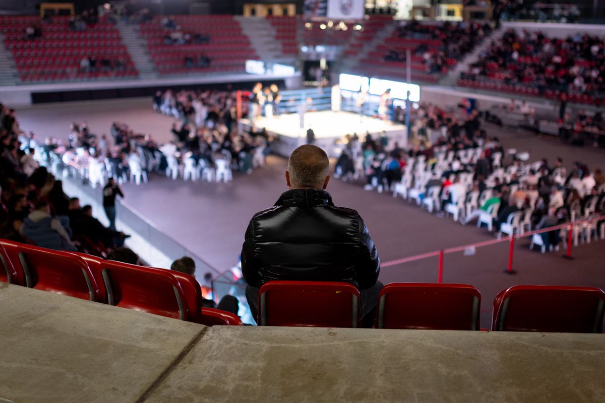 Spectateur assis dans la tribune regardant le ring lors de la Fight Night à Winterthur