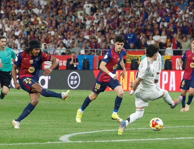 Le tir décisif du Barcelonais Jules Koundé, en finale de la Coupe du roi, face au Real Madrid, à Séville, le 26 avril 2025.