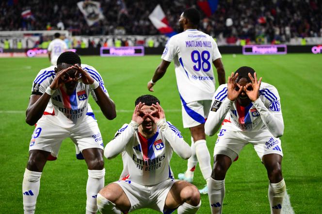 L’attaquant lyonnais Georges Mikautadze célèbre son but face à Rennes