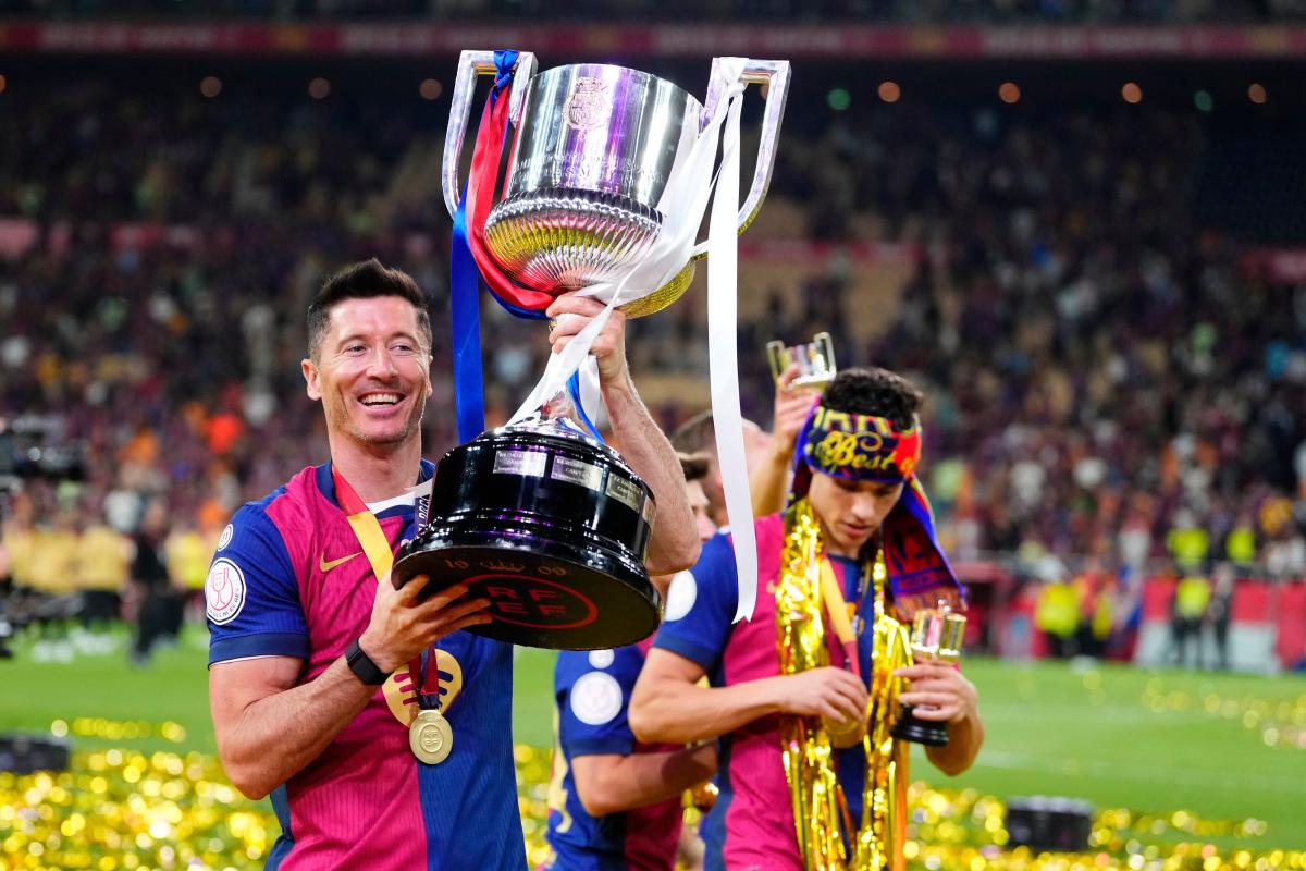 Robert Lewandowski avec le trophée après la victoire avec le FC Barcelone