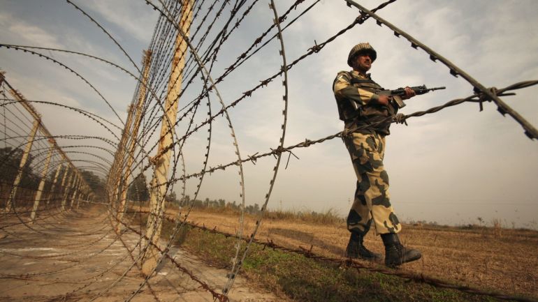 Soldat indien patrouillant près de la frontière avec le Pakistan dans Jammu-et-Cachemire