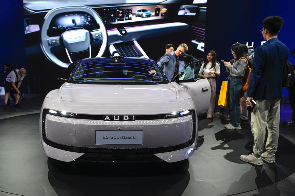 Des visiteurs découvrent le modèle E5 Sportback d'AUDI au salon de l'automobile de Shanghai, le 23 avril 2025