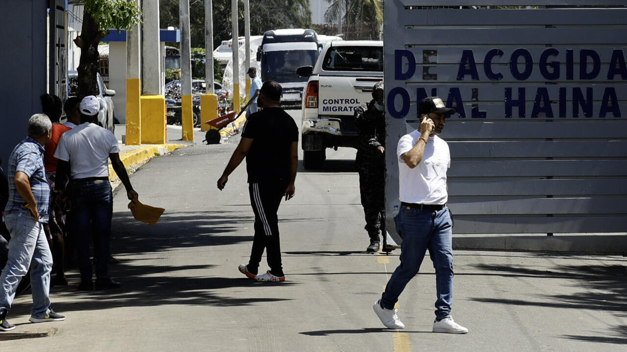 Personnes attendant devant le centre de détention migratoire de Haina à Saint-Domingue
