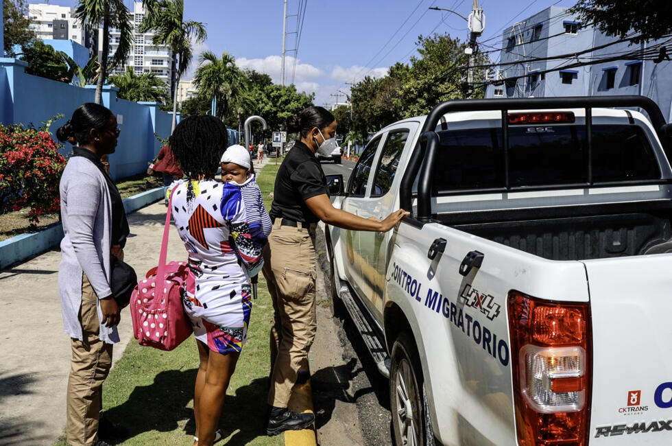 Des Haïtiennes emmenées par des agents de l'immigration devant un hôpital de Saint-Domingue