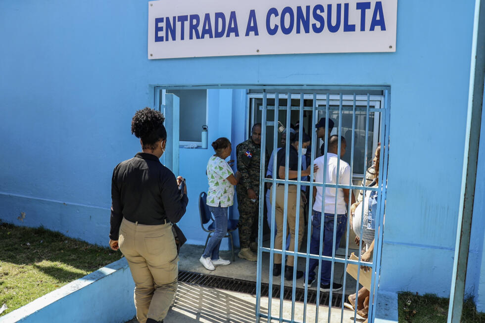 Agents de l'immigration devant un hôpital de Saint-Domingue