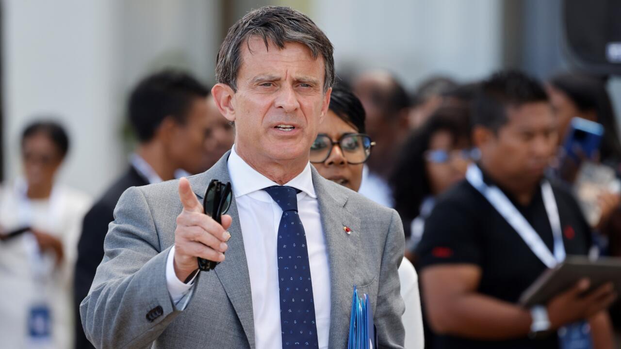 Le ministre des Outre-mer Manuel Valls le 23 avril 2025 à Antananarivo