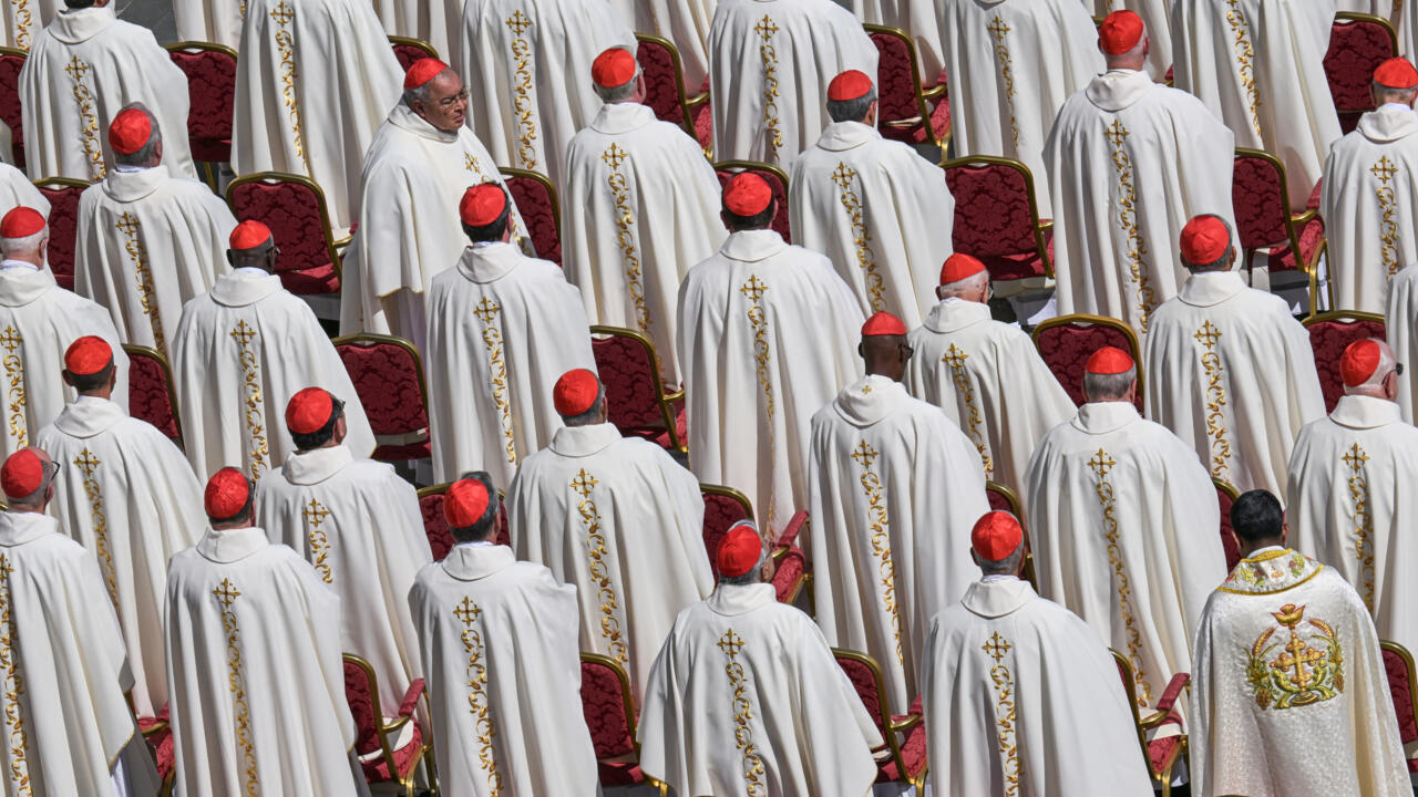 Place Saint-Pierre au Vatican au lendemain des funérailles du pape François, le 27 avril 2025