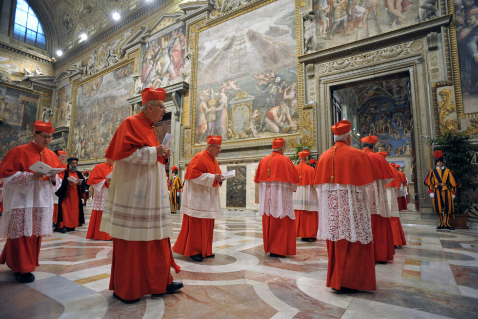 Cardinaux entrant dans la Chapelle Sixtine avant le conclave, 2013