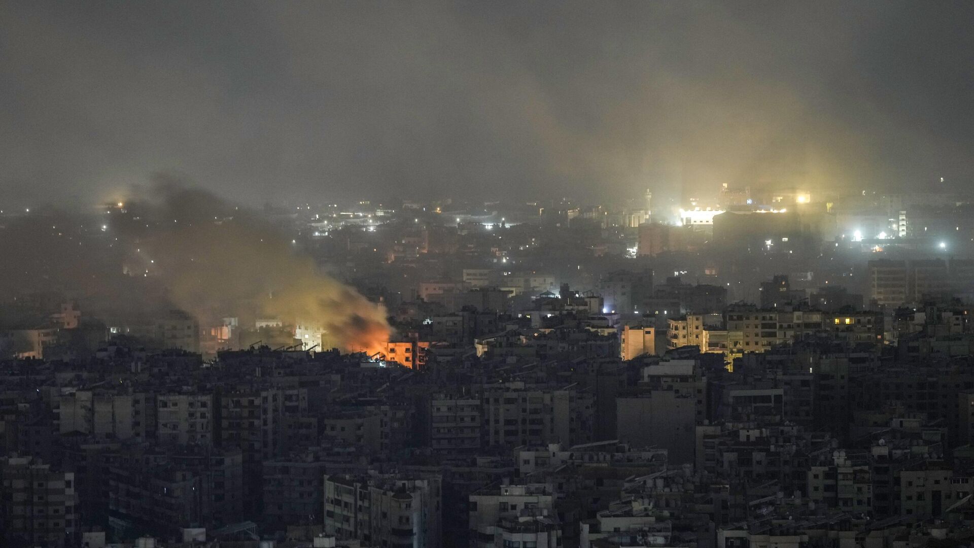 Fumée s’élevant d’un bâtiment touché à la banlieue sud de Beyrouth