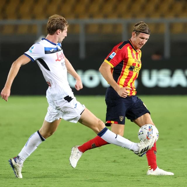 Joueurs de Lecce avec maillots blancs lors du match contre Atalanta
