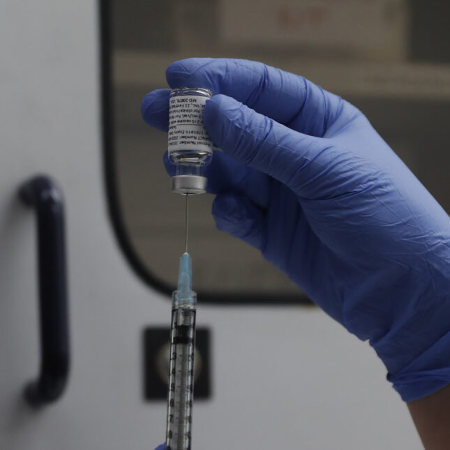 Flacon du vaccin Novavax en phase 3 prêt à l'emploi