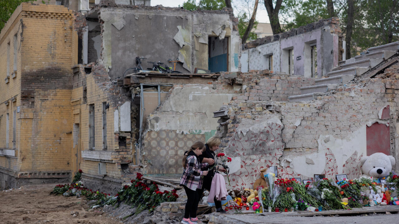 L'Ukraine a été frappée ce week-end. Des habitants se recueillent et déposent des fleurs devant un immeuble résidentiel détruit à Kiev, le 25 avril 2025.