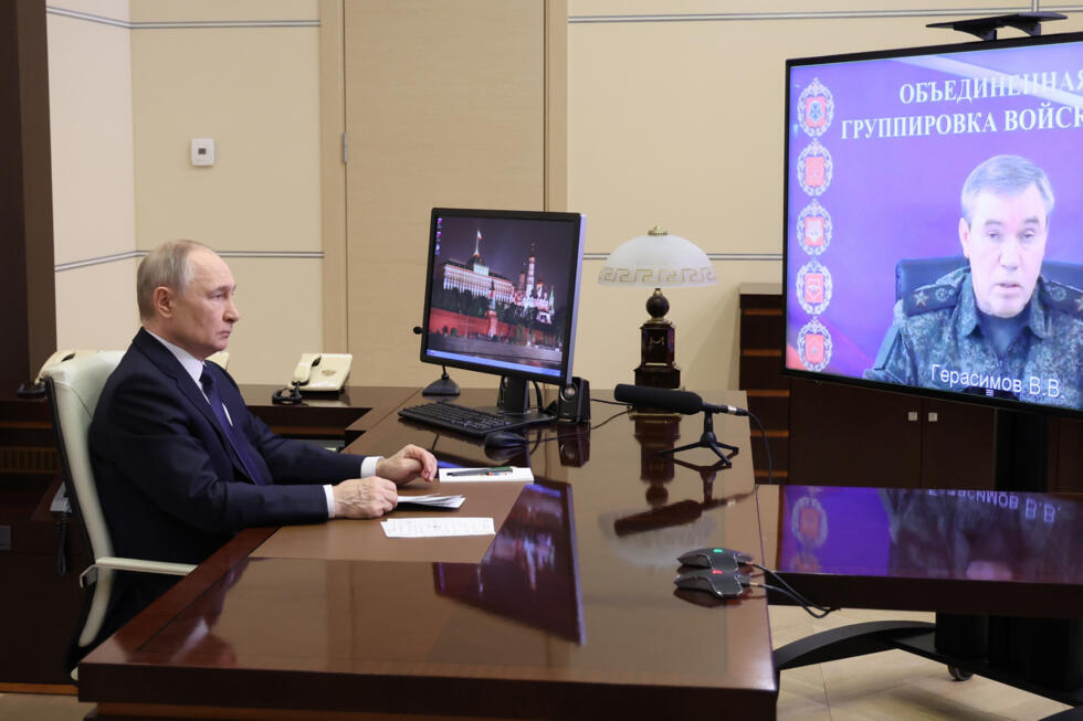 Le président russe Vladimir Poutine en vidéoconférence avec le chef d'état-major de l'armée russe Valéri Guérassimov, le 26 avril 2025 à Novo-Ogariovo, en Russie.