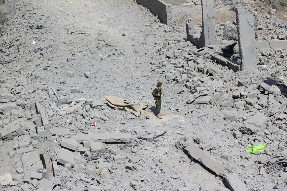 Un combattant houthi dans les décombres d'un immeuble à Sanaa après un bombardement, le 27 avril 2025