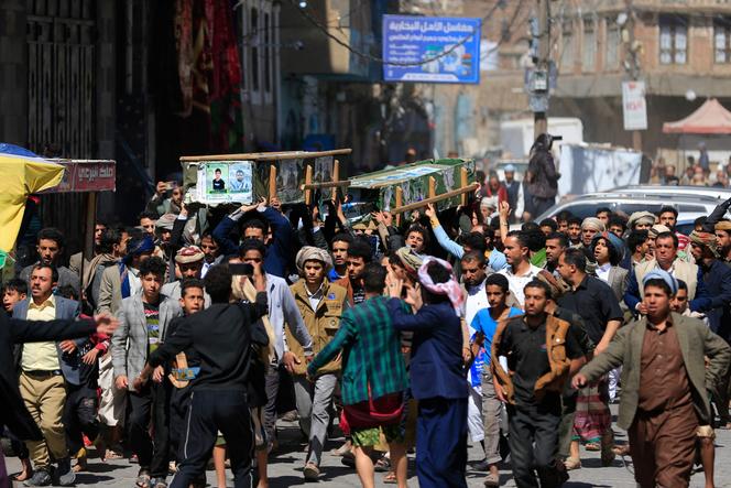 Durant les funérailles de Yéménites tués par des frappes américaines, dans la capitale Sanaa, contrôlée par les rebelles houthistes, le 23 avril 2025.