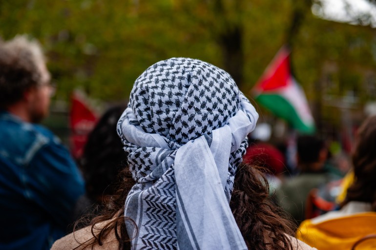 Manifestation en soutien à la Palestine avec une femme portant une keffieh palestinienne