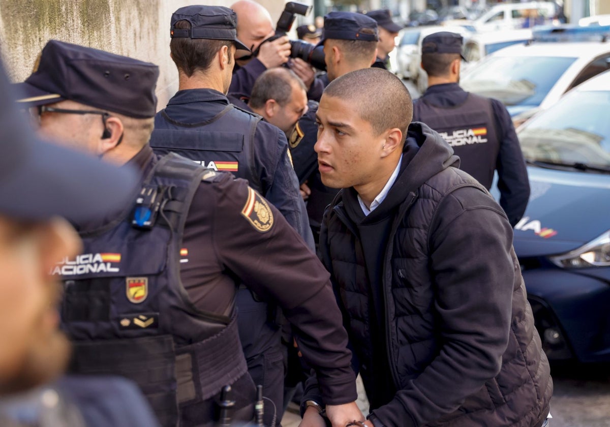 Arrivée de Kaio Amaral au Tribunal Supérieur de Justice de Galice pour l'audience d'appel