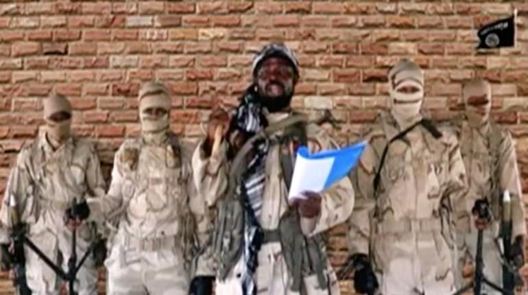 Abubakar Shekau, leader d'une faction de Boko Haram, s'adressant à ses gardes dans un lieu inconnu au Nigeria