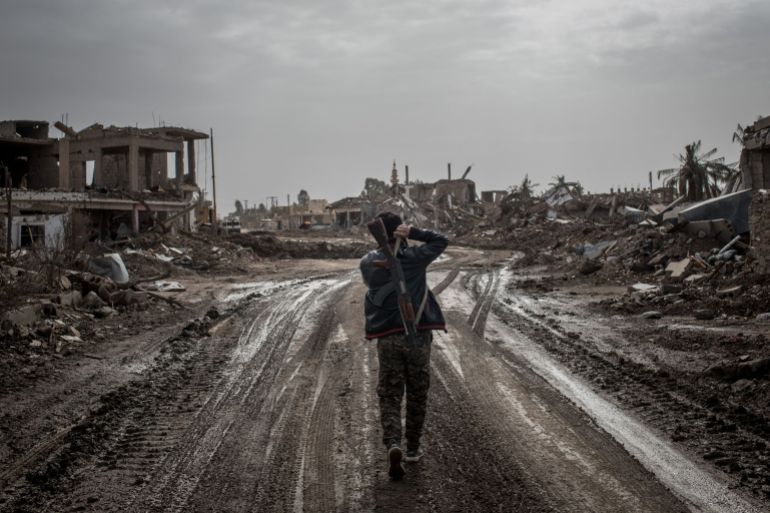Combattant SDF dans une rue déserte à As Susah, Syrie, février 2019
