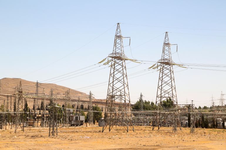 Pylônes électriques dans la banlieue de Kiswah, Damas