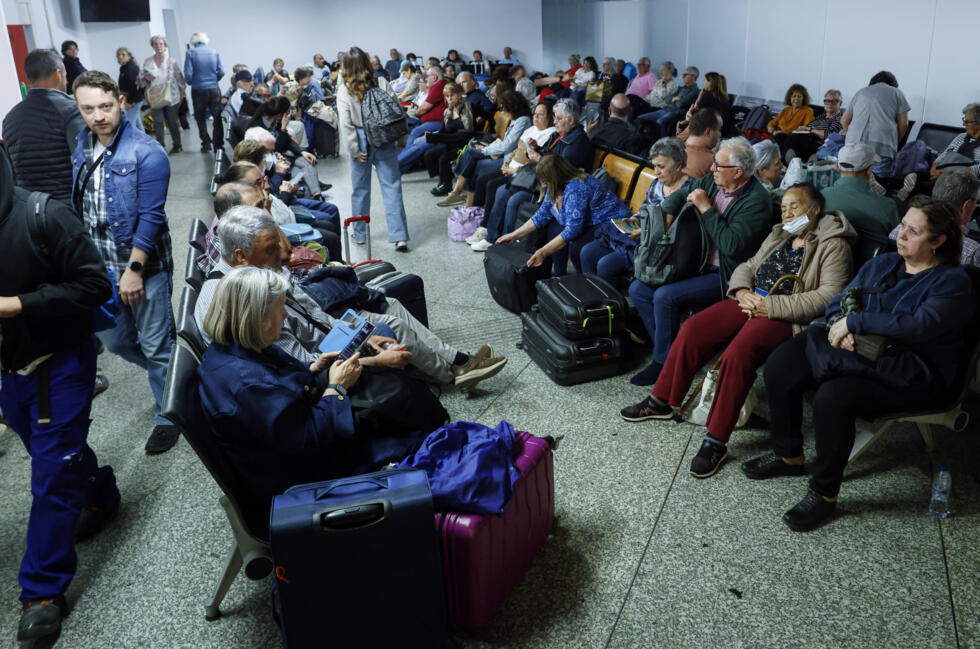 Des voyageurs se préparent à passer la nuit à la gare d'Atocha pendant une coupure d'électricité massive touchant toute la péninsule ibérique et le sud de la France, le 28 avril 2025 à Madrid, en Espagne