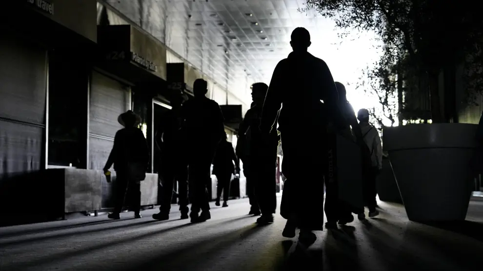 Personnes marchant à La Caja Mágica après la coupure d'électricité en Espagne