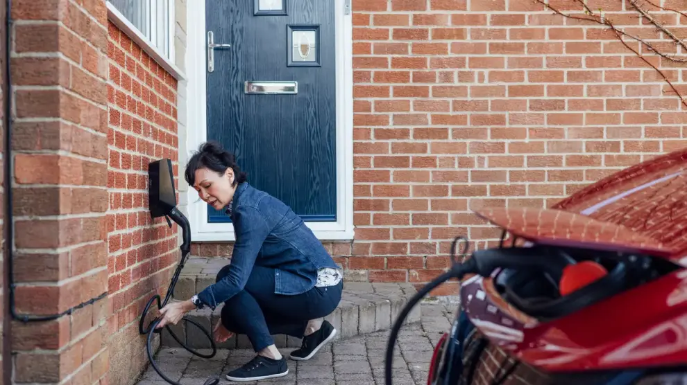 Une conductrice utilise sa voiture électrique comme source d'énergie pour sa maison
