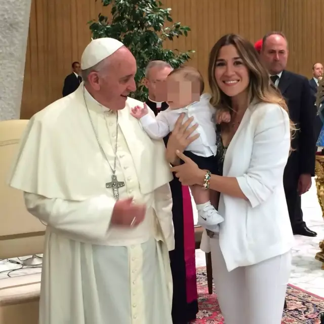 Jimena Barón lors de sa visite au pape