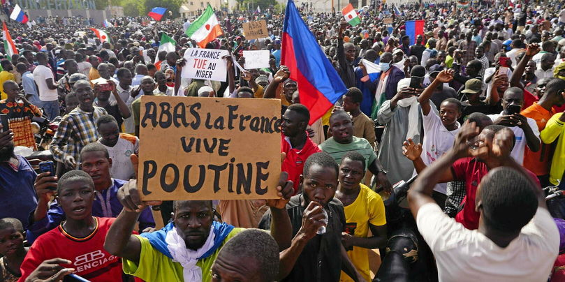 Des Nigériens lors d'une manifestation à l'appel du général Tiani après son coup d'État en juillet 2023.