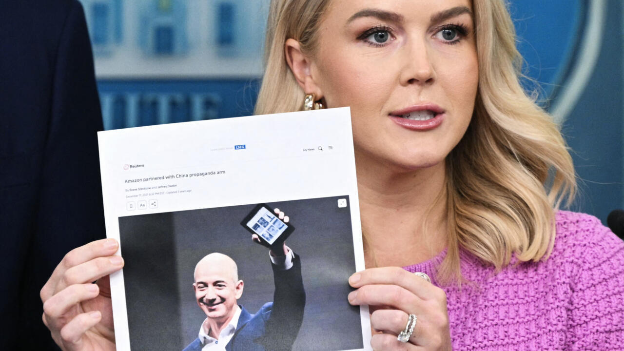 La secrétaire de presse de la Maison Blanche, Karoline Leavitt, tient un article sur le PDG d'Amazon, Jeff Bezos, à Washington DC, 29 avril 2025.