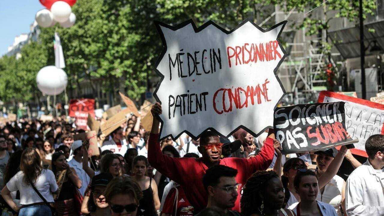 Manifestation à Paris le 29 avril 2025 pour protester contre une loi visant à contrôler l'installation des médecins