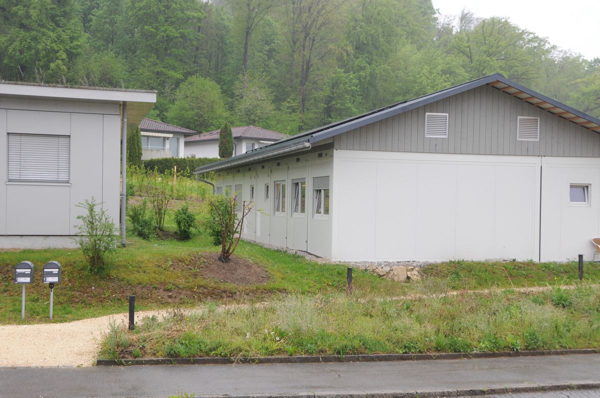 Deux bâtiments modernes dans un environnement boisé à Winkel