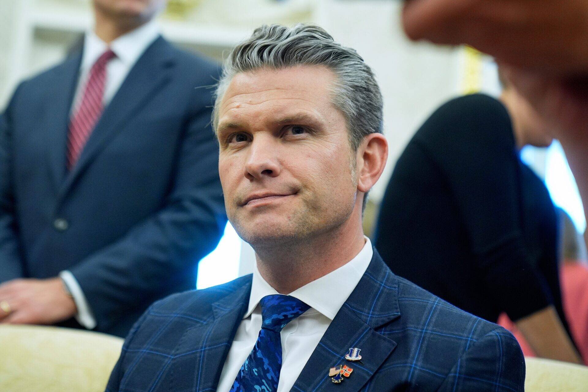 Le secrétaire à la Défense Pete Hegseth lors d'une rencontre avec le président Donald Trump