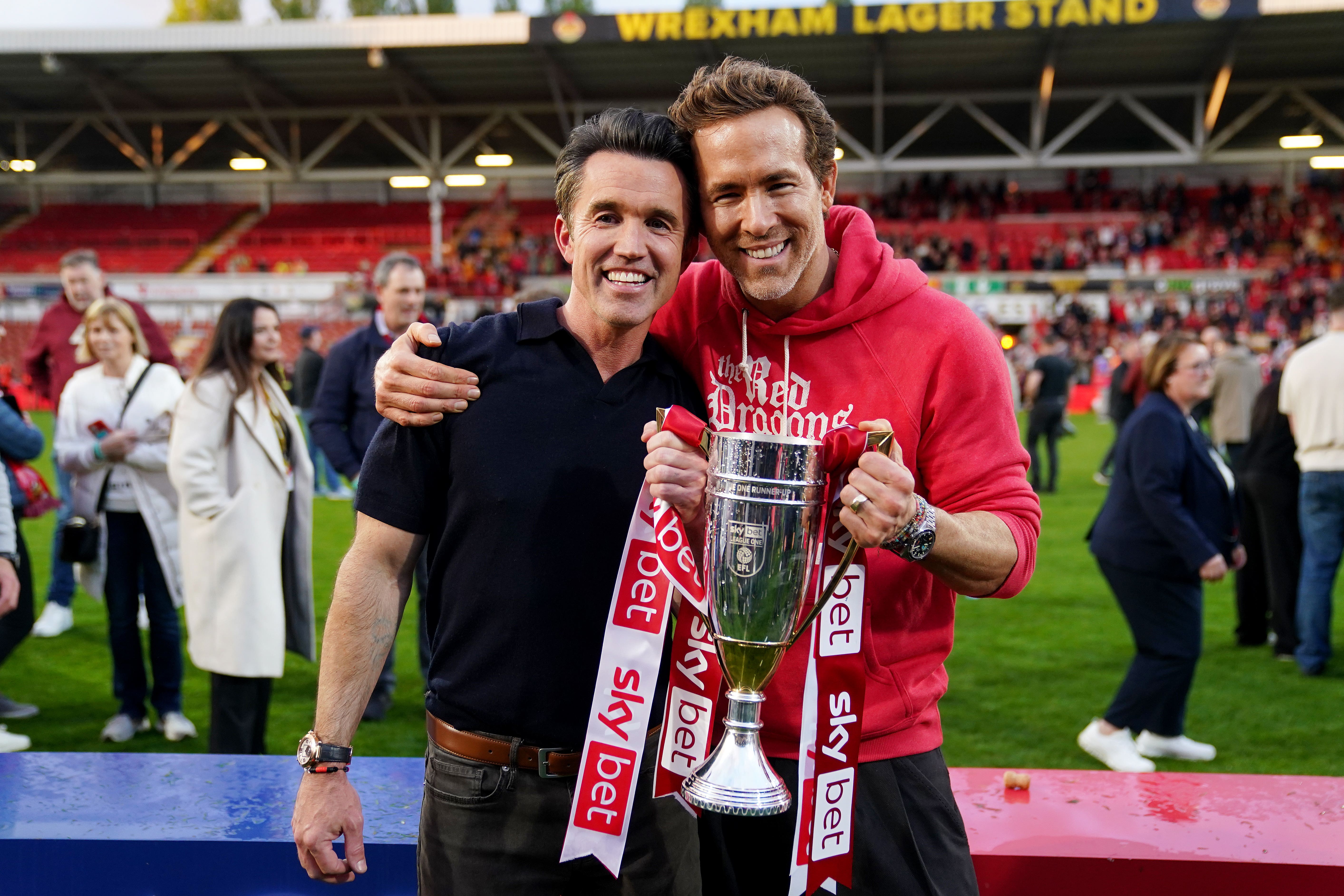 Ryan Reynolds et Rob McElhenney avec Wrexham joueront en Championship la saison prochaine