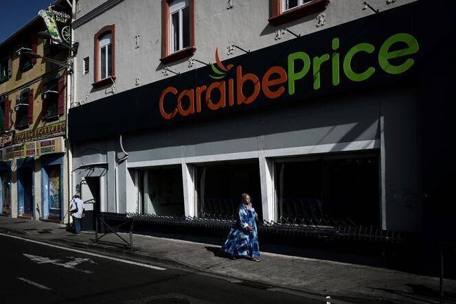 Dans le centre-ville de Fort-de-France, en Martinique, durant les émeutes contre la vie chère, le 14 octobre 2024.